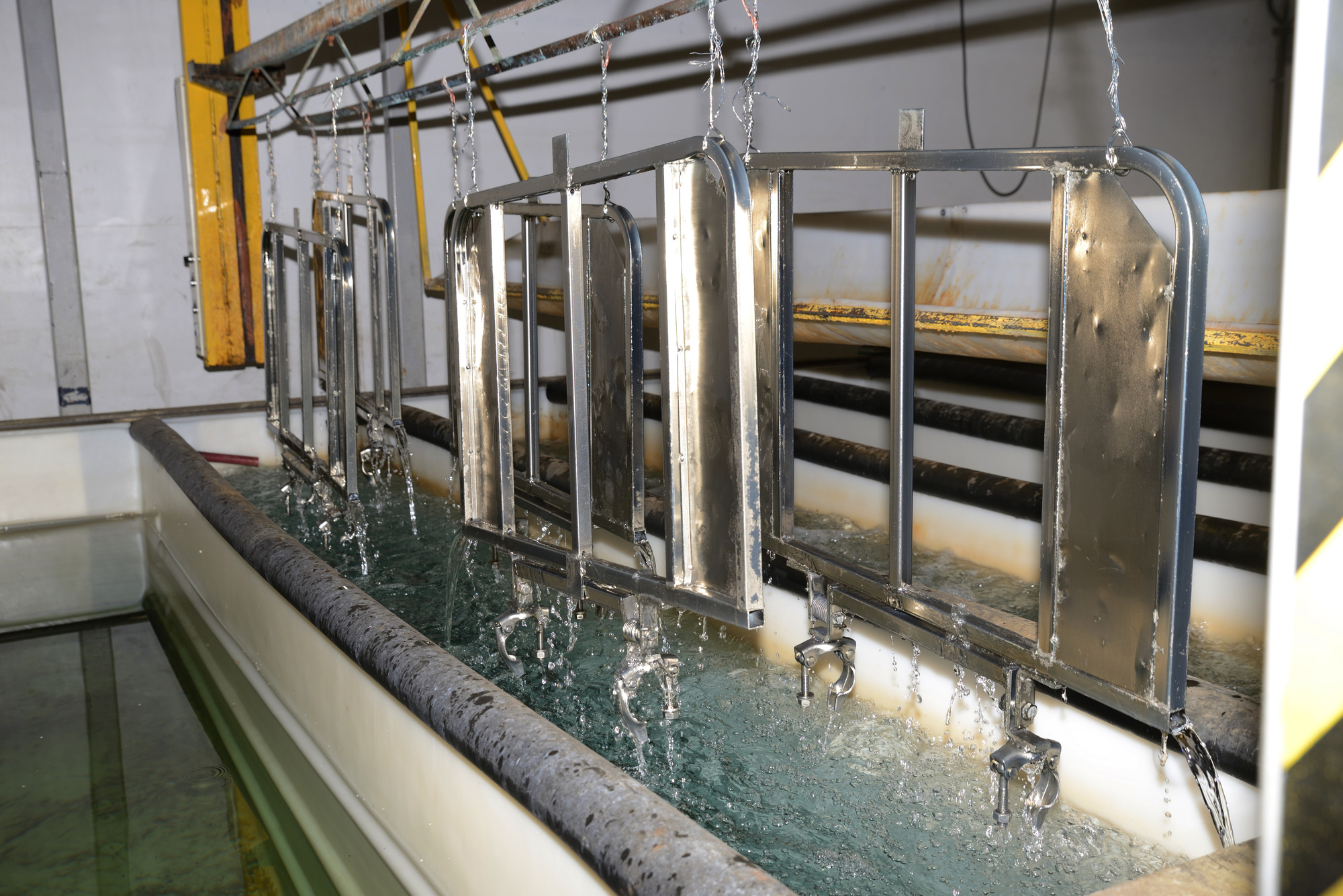 Alkaline electro degreaser for oils/wax/grease